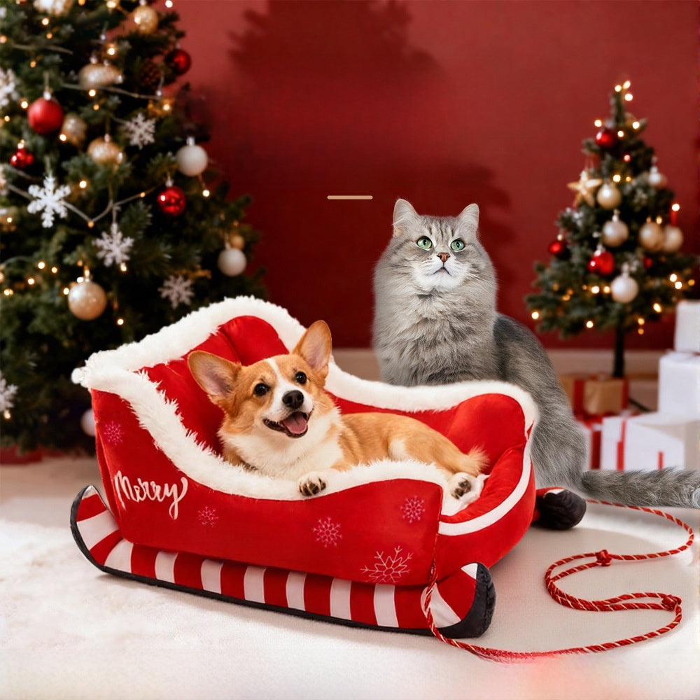 Cama trineo roja con perrito y gato junto al árbol de Navidad